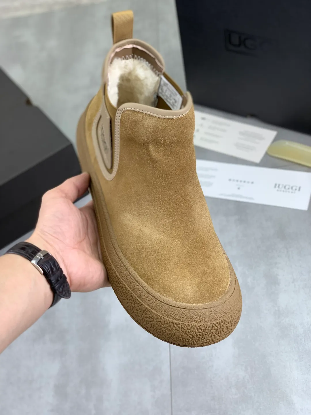 Men's men's shoes 💰P560 New arrival 🆕🆕🆕 IUGGI A pair of handsome Martin boots that want to be "welded" to the feet. Sheep fur lining is comfortable and warm. The anti-slip performance is even better. Matte cowhide with super comfortable stretch velvet. ➕Fine handmade stitching to keep your feet from freezing in the winter. Must be arranged! Perfectly interpreting the essence of Chelsea, trendy and fashionable, casual and versatile. Size: 39-44